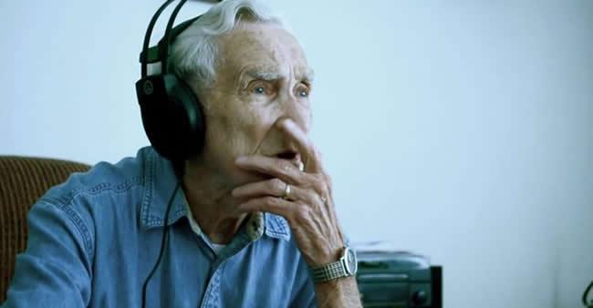 Homem de 96 anos compõe música para esposa que morreu (não se surpreenda se você chorar)