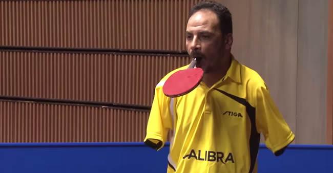 Um bom jogador de ping pong depende de seus braços, certo? Errado.