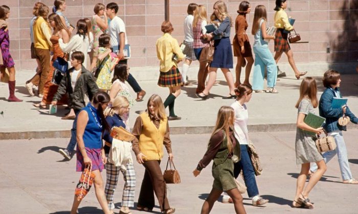 Essas 12 fotos mostram como as mulheres se vestiam para ir à escola nos anos 60