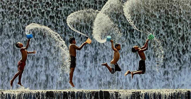 32 fotos tiradas na hora certa de crianças brincando ao redor do mundo