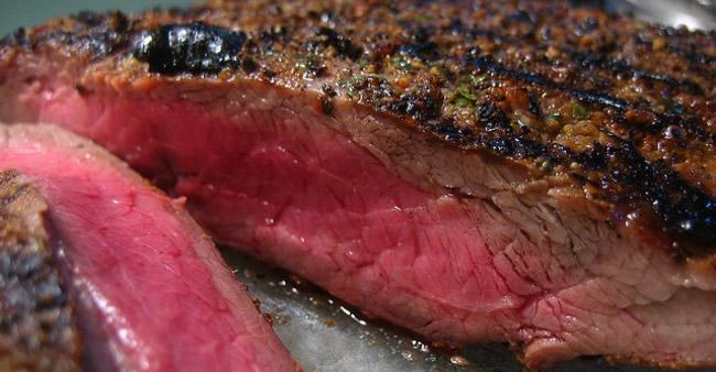 Pessoas que comem carne bem passada não só tem mau gosto, como também vão morrer mais cedo