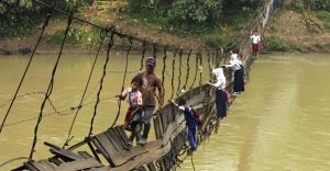 Os caminhos mais perigosos (e incomuns) para ir à escola ao redor do mundo