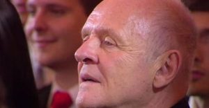 Anthony Hopkins ouve pela primeira vez valsa que escreveu há 50 anos e emociona a todos na plateia.