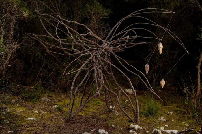 Esculturas feitas de matéria prima da própria floresta.