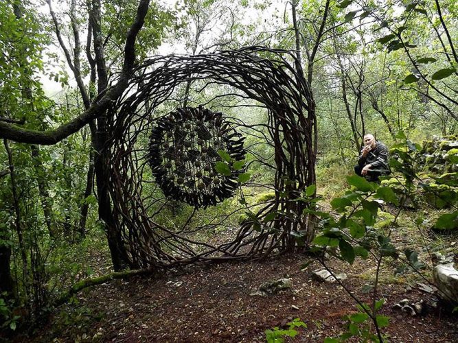 Esculturas feitas de matéria prima da própria floresta.