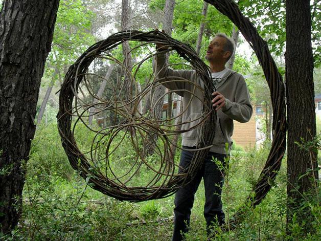 Esculturas feitas de matéria prima da própria floresta.