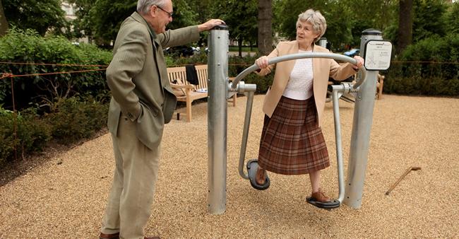 Mais playgrounds para crianças? Bobeira! Agora é a vez dos idosos…