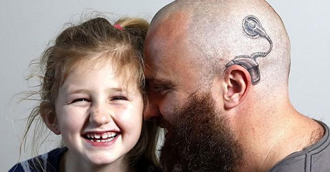 Pai faz tatuagem de aparelho auditivo para ficar igual a sua filha de 6 anos