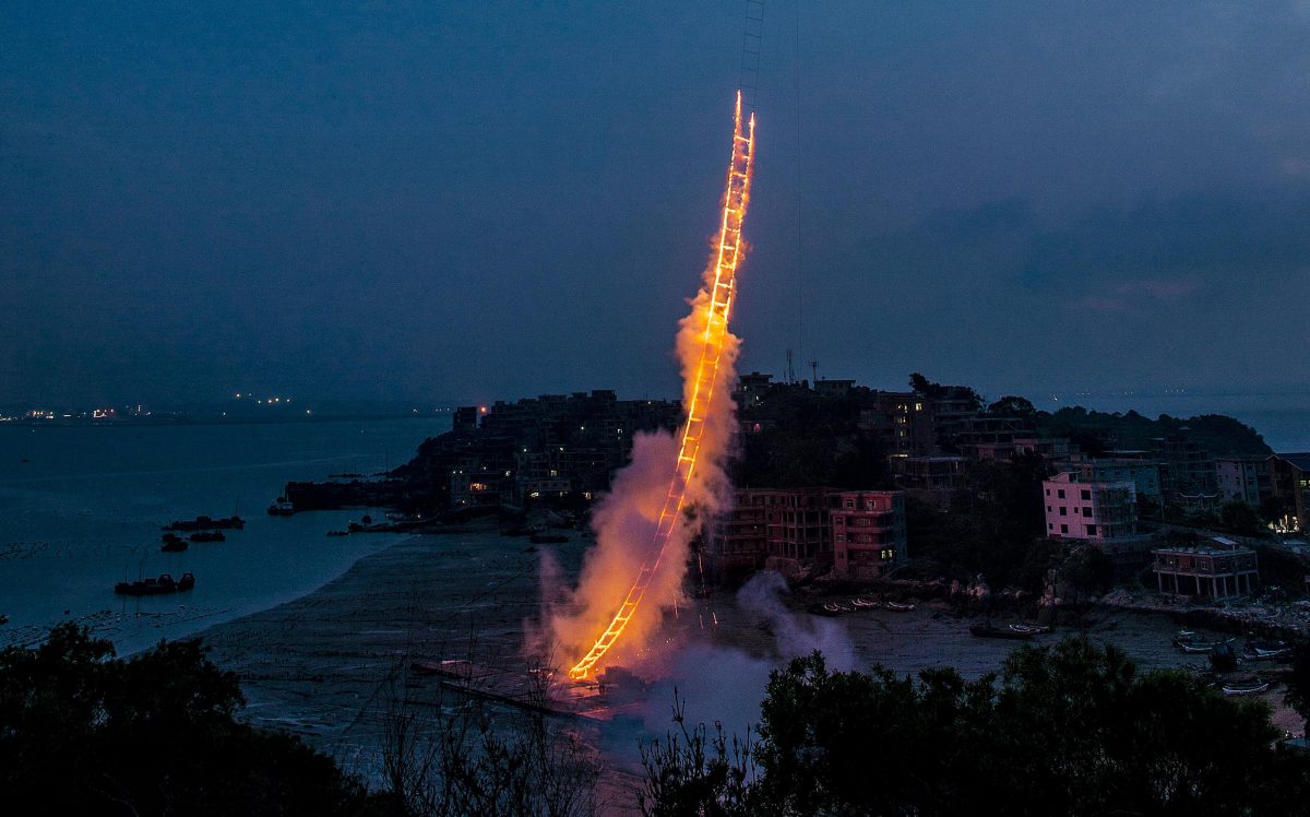 Uma homenagem que me fez chorar: este artista construiu uma ‘escada no céu’ com fogos de artifício.