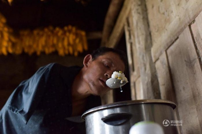 Chen Xinyin, de 48 anos, perdeu os braços depois de sofrer um choque elétrico com sete anos de idade.