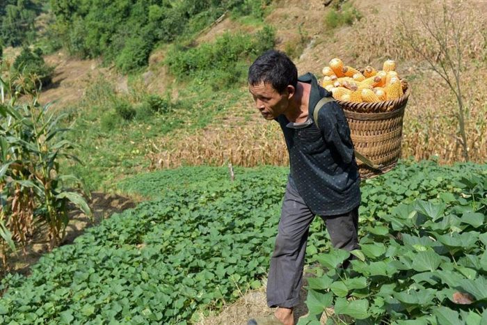 Chen Xinyin, de 48 anos, perdeu os braços depois de sofrer um choque elétrico com sete anos de idade.