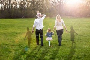 Vê essa foto de família? Olhe mais de perto: um detalhe está emocionando a internet.