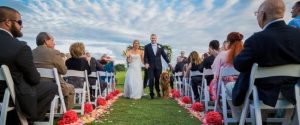 Este veterano de guerra escolheu um padrinho de casamento um pouco diferente: seu cachorro!