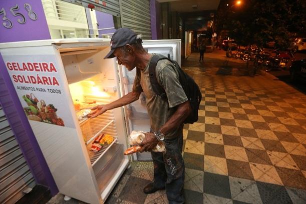 Adeus ao desperdício: empresário de Goiânia cria geladeira solidária para moradores de rua