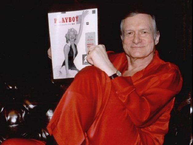 Hugh Hefner com a 1ª edição da revista, de 1953.