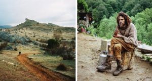 Homem viaja até lugares isolados e faz série de fotos com pessoas que vivem no mato