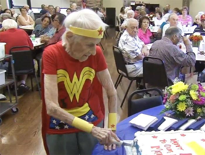 Mulher Maravilha de 103 anos celebra aniversário como voluntária em asilo