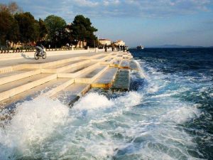 O som da natureza: ondas do mar criam música ao bater nas escadarias desta praia