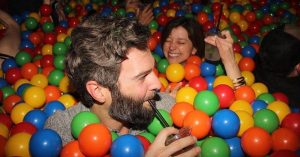 Este bar com piscina de bolinha pode ser um dos lugares mais divertidos do mundo