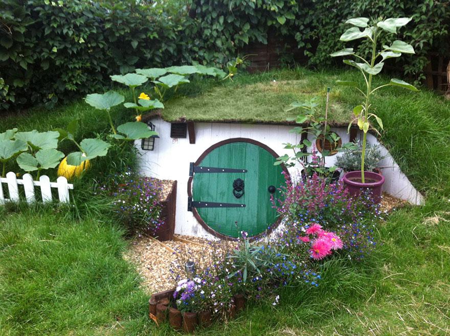 Casa de Hobbits é construída em um quintal