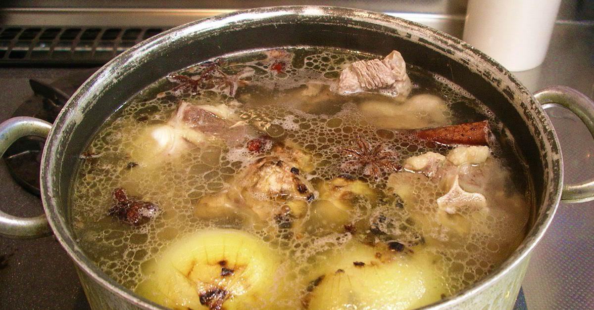 Caldo de osso: um prato antigo que traz benefícios incríveis para a saúde