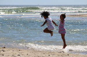 Pais deveriam gastar menos com brinquedos e mais com viagens em família