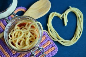 Conheça os benefícios psicológicos de cozinhar para outras pessoas