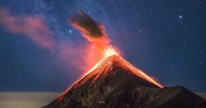 Fotógrafo captura imagens incríveis de um vulcão em erupção na Guatemala