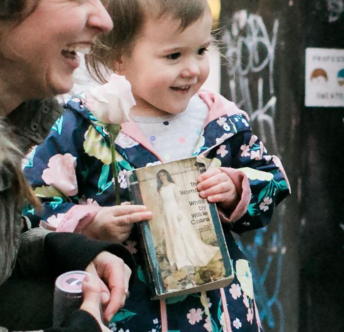 Garotinha segurando o livro A Mulher de Branco