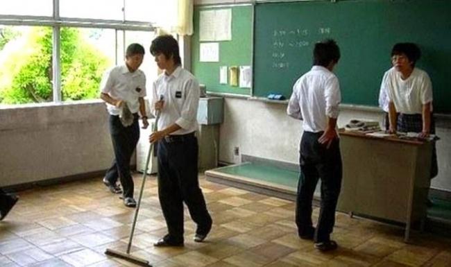 alunos japoneses limpando a sala de aula