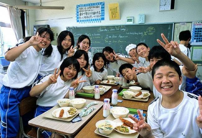 alunos japoneses almoçando na sala de aula