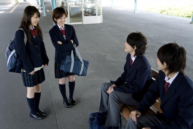 alunos japoneses uniformizados conversando