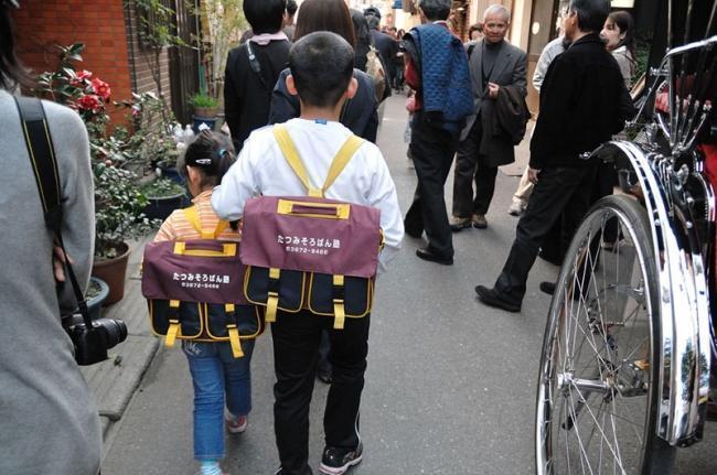 Duas crianças japonesas indo para a escola