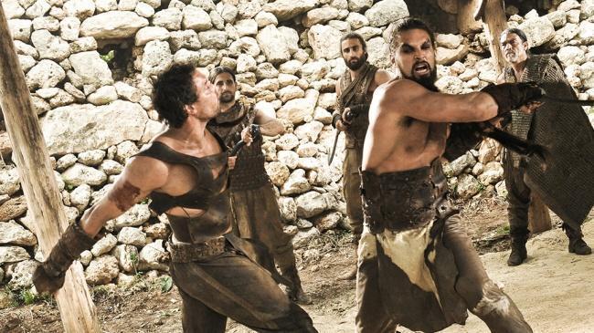 Khal Drogo em batalha com outro Dothraki