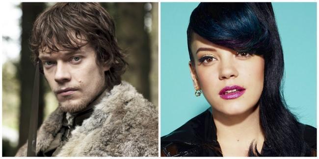 Theon e ao lado a cantora Lily Allen