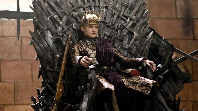 Joffrey sentado no trono de ferro