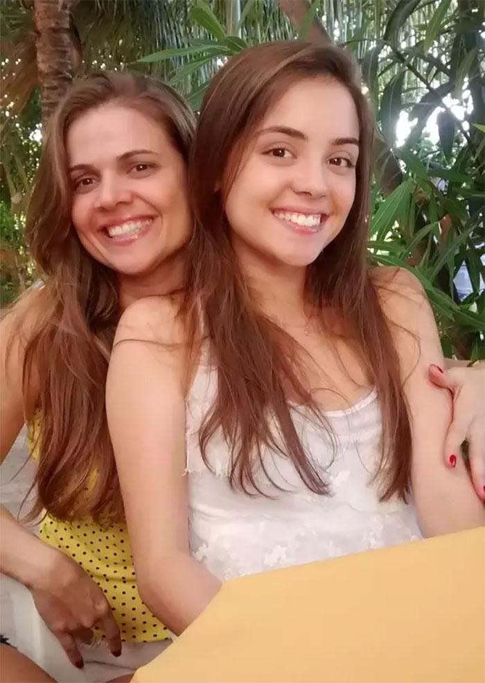 Mãe e filhas que aparentam ter a mesma idade 14