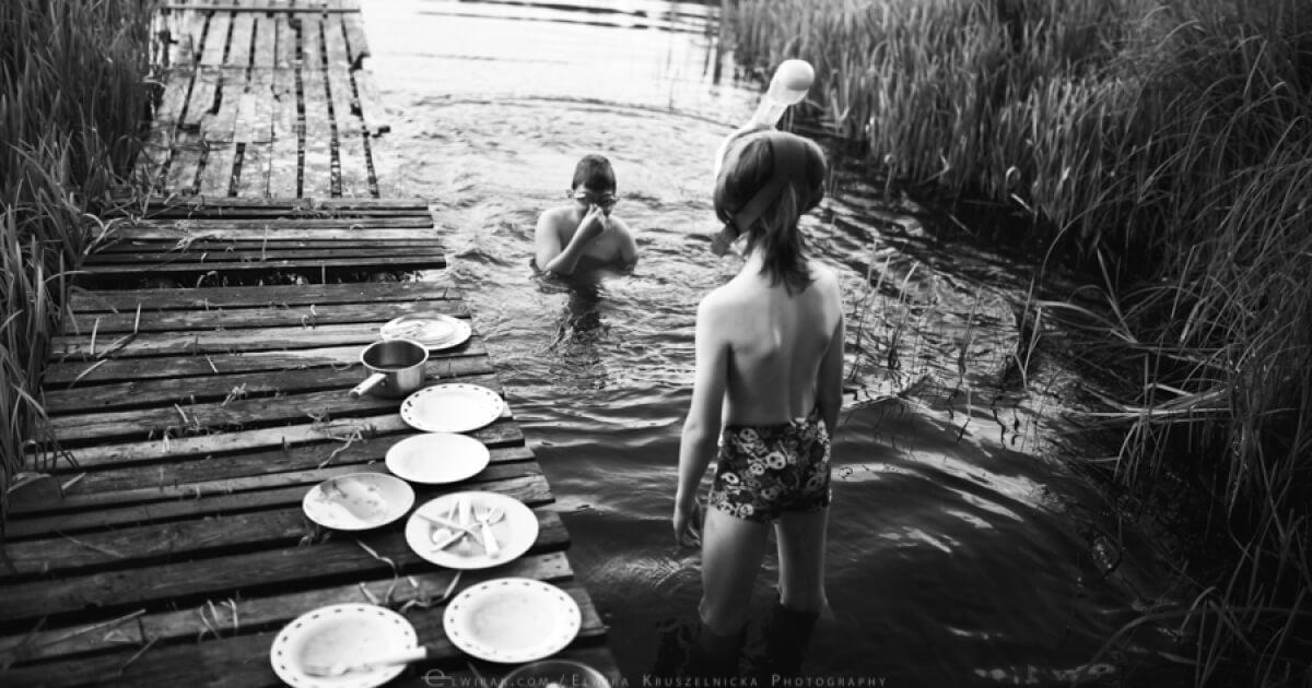 Fotógrafa registra crianças curtindo o verão sem tecnologia em belas fotos em preto e branco