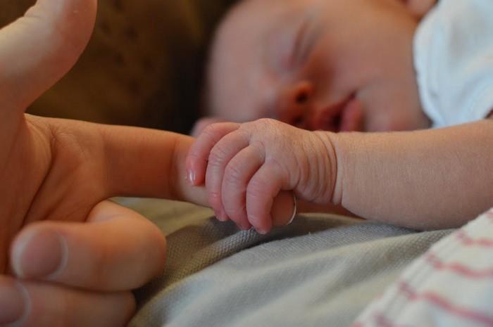 Bebês deveriam dormir com pais até os 3 anos (4)