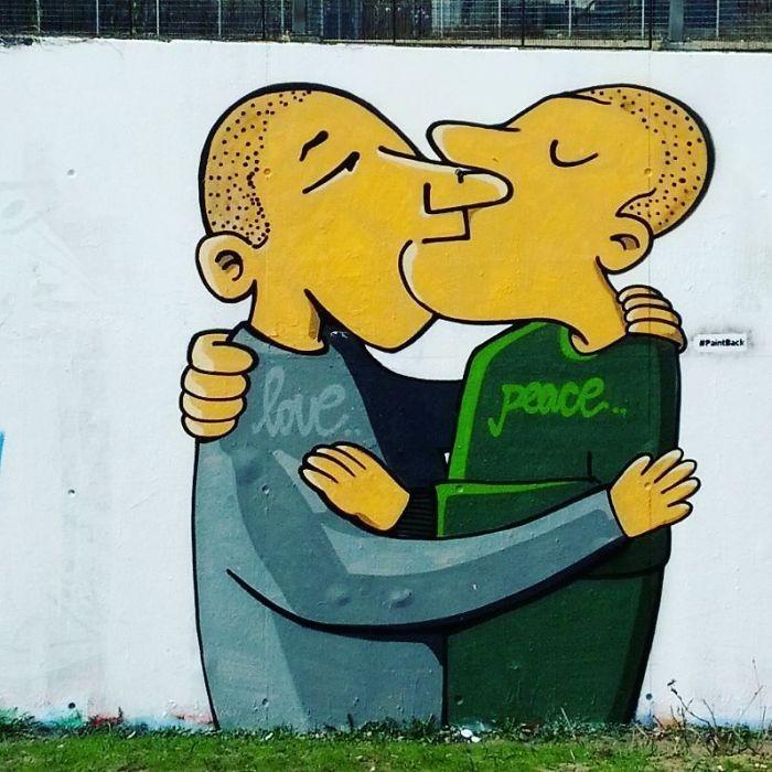 Artistas cobrem suásticas com grafite com o Projeto Paintback (12)