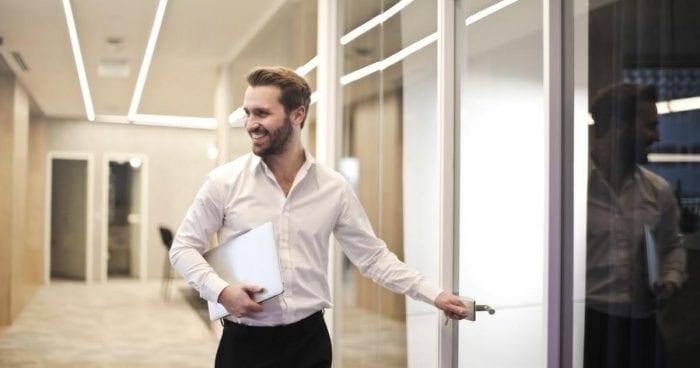 Se você quer ser feliz no trabalho, tenha uma vida fora dele.