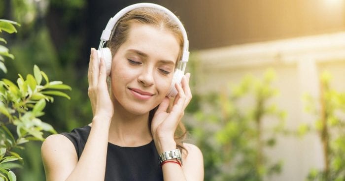 Ouvir música tem quase o mesmo efeito da meditação, segundo a neurociência