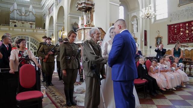 Herói de guerra leva neta ao altar (3)