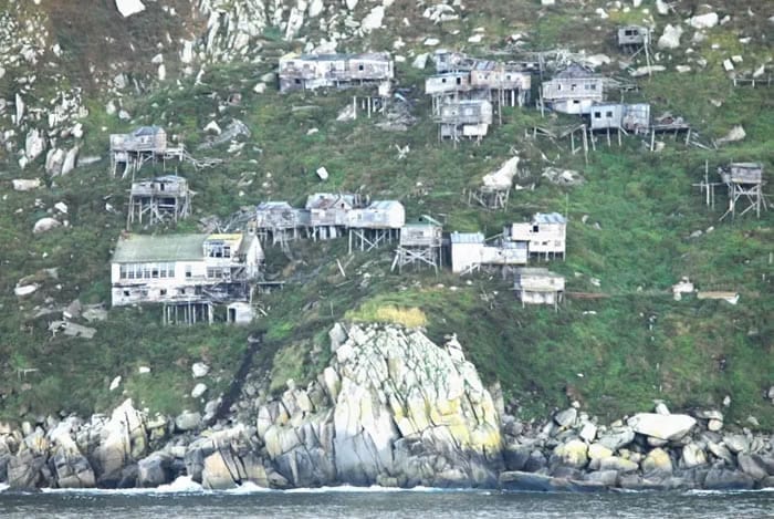 Uma vila abandonada em Ilha do Rei, Alasca