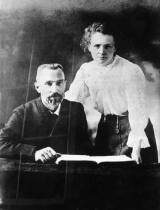 Marie Curie e seu marido, Pierre Curie, em 1902.