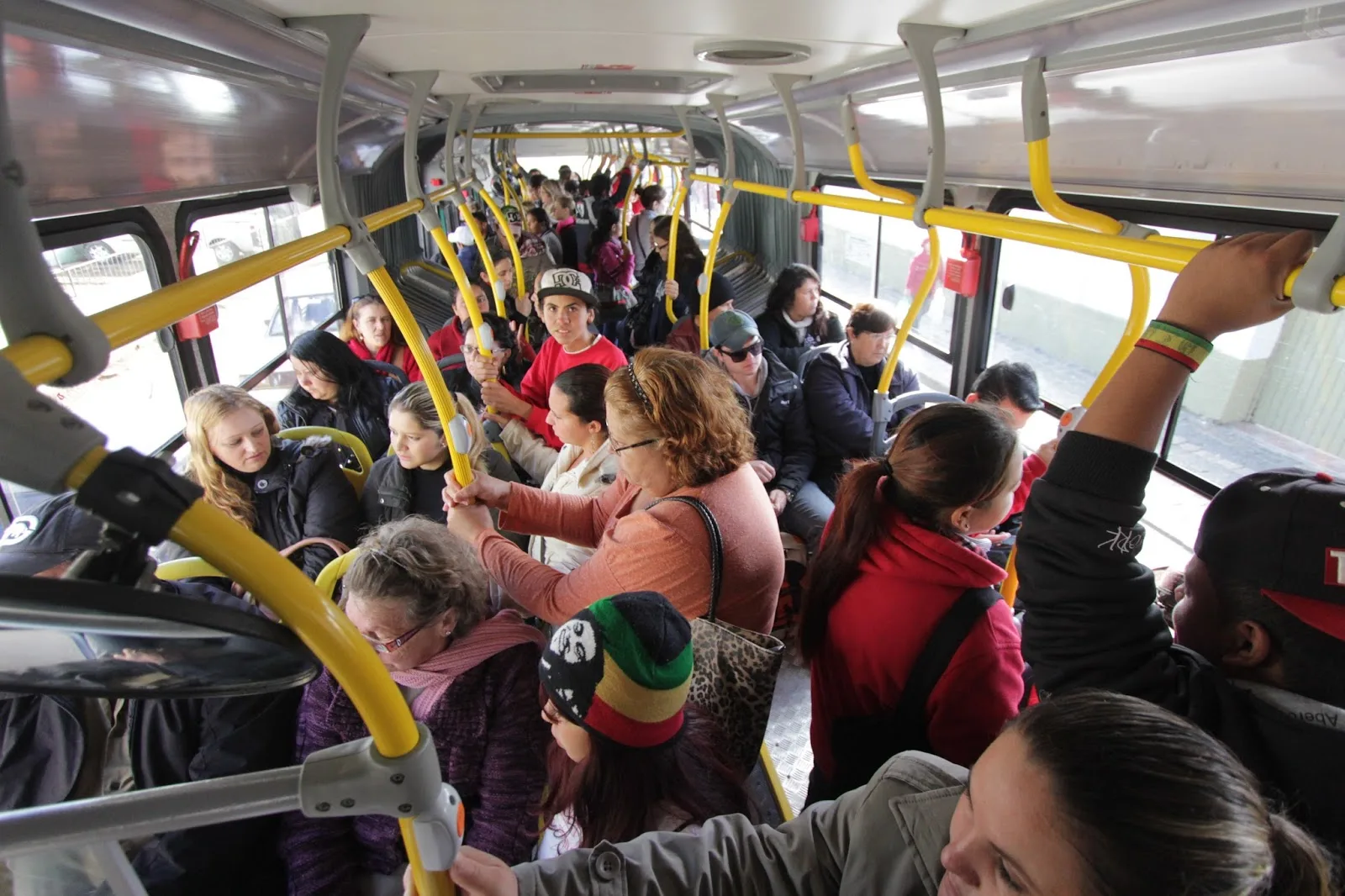 Ônibus cheio de gente em horário de pico