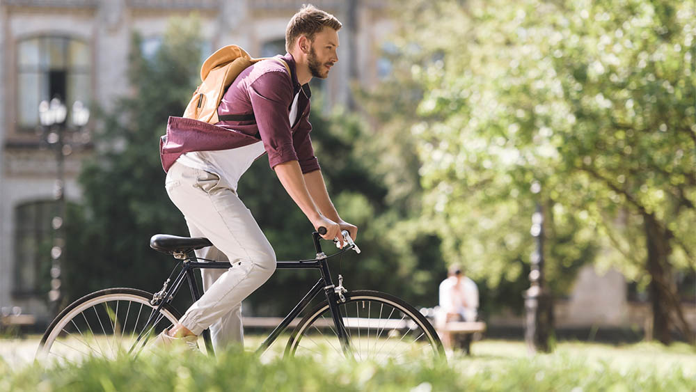 Pessoa indo para o trabalho de bicicleta