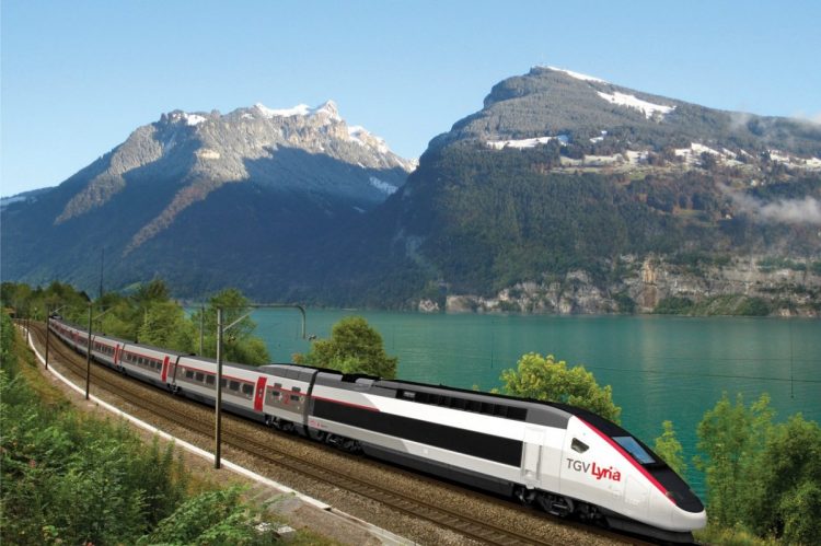 Imagem de trem da Europa com paisagem bonita