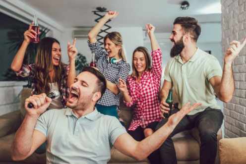 Karaokê em família em casa