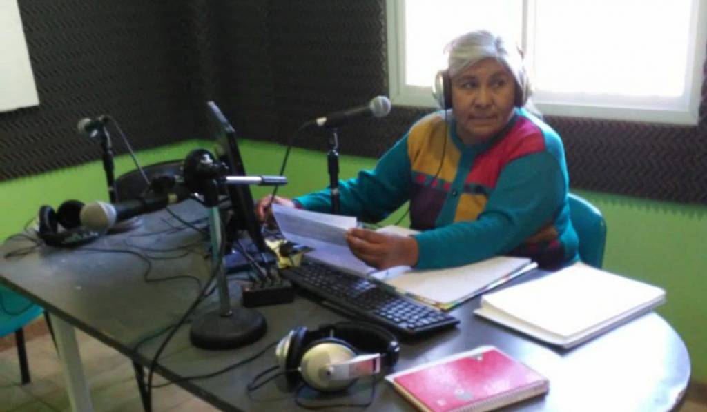 professora-da-aula-atraves-de-radio-comunitaria